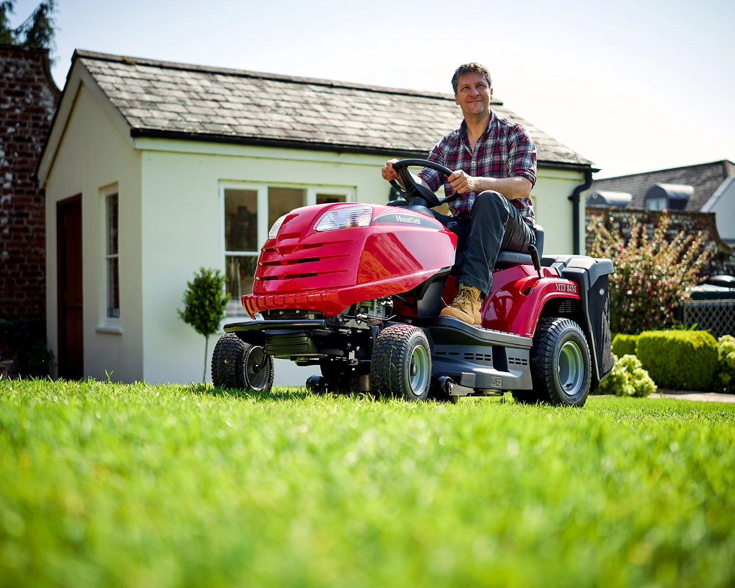 Mountfield MTF 84M Lawn Tractor 2 Mountfield MTF 84M Lawn Tractor - Image 2