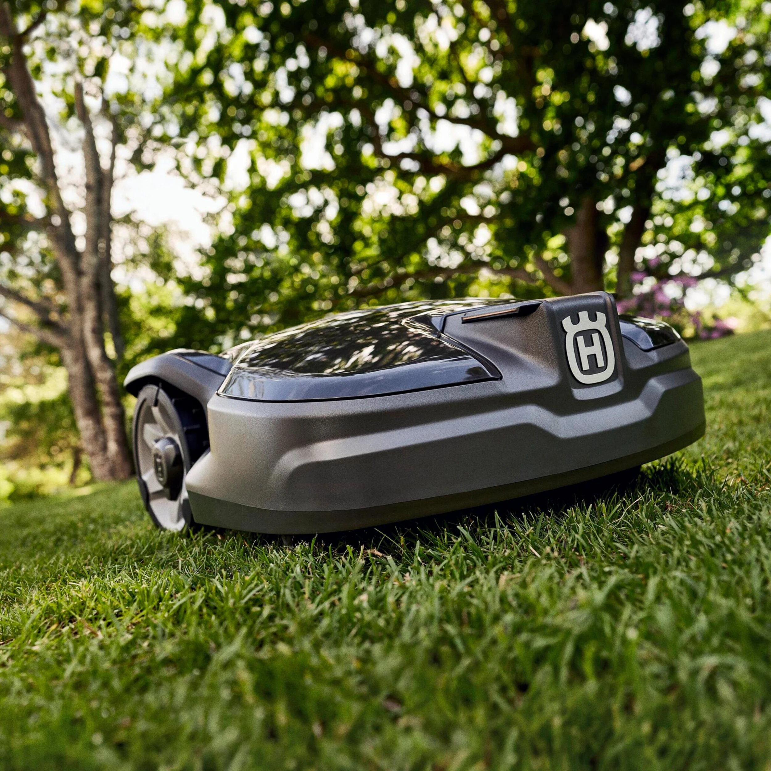 Husqvarna Automower 305 Robotic Lawnmower 2 Husqvarna Automower 305 Robotic Lawnmower - Image 2
