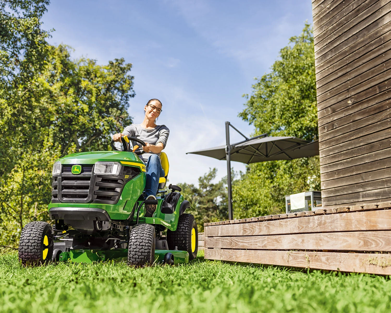 John Deere X127 Lawn Tractor 2 John Deere X127 Lawn Tractor - Image 2