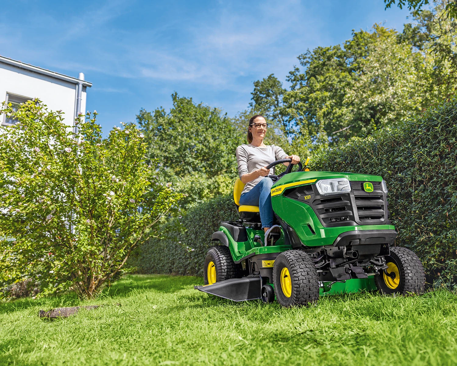 John Deere X127 Lawn Tractor 3 John Deere X127 Lawn Tractor - Image 3