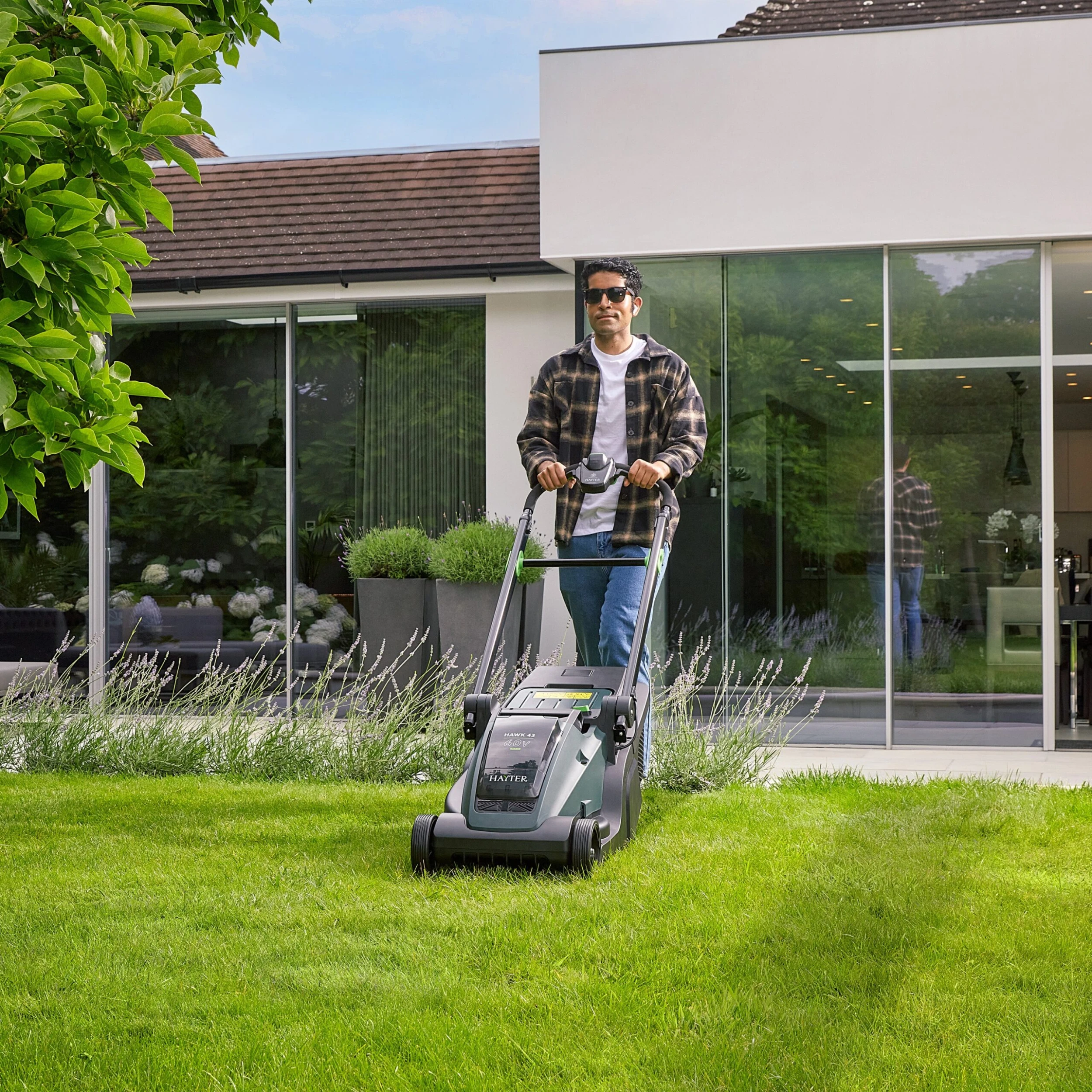 Hayter Hawk 43 AD Cordless Lawnmower 5 Hayter Hawk 43 AD Cordless Lawnmower - Image 5