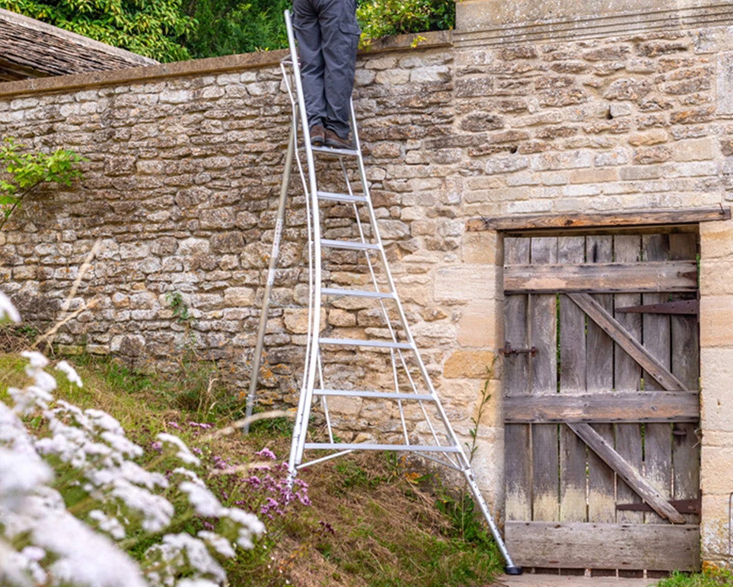 Henchman Professional Tripod Ladder - 3 Adjustable Legs 6 Henchman Professional Tripod Ladder - 3 Adjustable Legs - Image 6